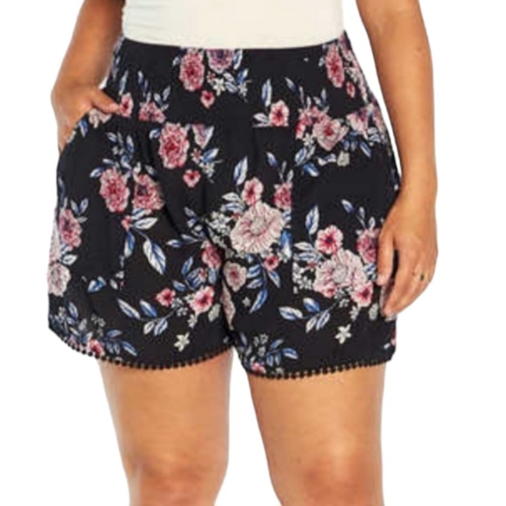 Three dots - Pull On Shorts- Large - Floral - Pockets-NWT